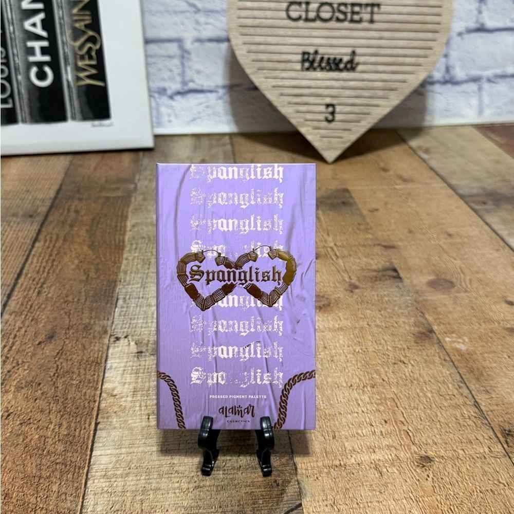 Alamar Cosmetics Spanglish Pressed Pigment Eyeshadow Palette has flaw